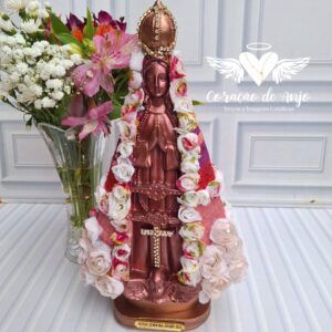 Nossa Senhora Aparecida customizada com tecido artesanal e flores